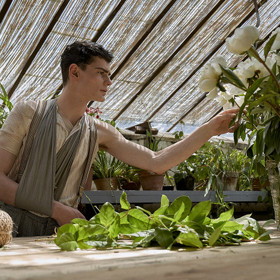 A jak zahrát osobu, kterou film sleduje od dvaceti do šedesáti let? Naštěstí má představitel hlavní role syna, který jako by mu z oka vypadl. Jen se muselo počkat, až doroste do potřebného věku.