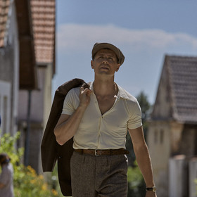 Film měl jít původně do kin 24. března. Zbrzdil jej však koronavirus. 