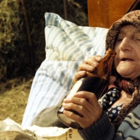 Slunce, seno a pár facek (1989): člověka by tu nechali žízní chcípnout.