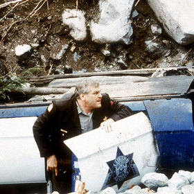 Při skoku s policejním autem si jeden z kaskadérů zlomil páteř.