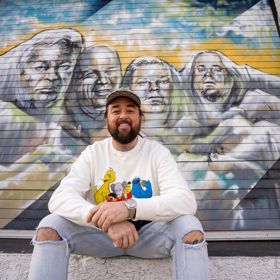 Svou přezdívku dostal po kresleném mroži.
