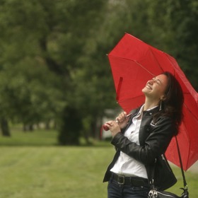 Skládací deštníky do kabelky jsou praktické a pohotově při ruce. Většinou ale neodolají většímu náporu větru.