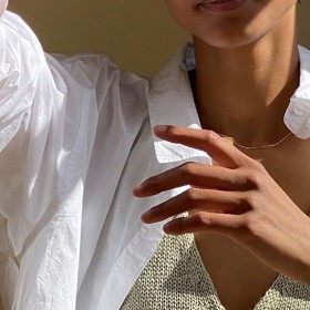 Bílá košile patří k univerzálním kouskům šatníku během celého roku. 
