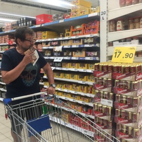 V jeho košíku se objevily základní potraviny a suroviny jako mouka, těstoviny, olej, polévky, konzervy, ale nezapomněl ani na ty nejmenší a sáhnul po gumových medvídcích, či nutelle.