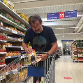 Osobně se zapojil do letní potravinové sbírky v obchodech Tesco a daroval trvanlivé potraviny potřebným. Pro svůj nákup si vybral Tesco v Brně - Králově Poli, kde se držel převážně potravin, které byly v regálech doporučené právě pro darování do letní sbírky potravin Tesco.