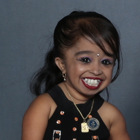 Jyoti Amge miluje módu, nakupování a ráda chodí do společnosti. 