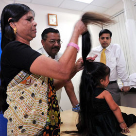 Jyoti Amge sicce potřebuje asistenci, ale žije zcela běžným životem jako její vrstevníci. 