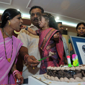 Jyoti Amge slaví Guinnessův rekord jako nejmenší žena.