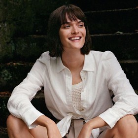 Bílá košile dobře poslouží i jako svrchní oděv přes tílko v chladném letnímu ránu nebo při večerním posezení venku. 
