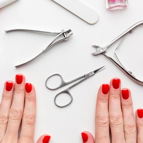 K péči o nehty výrazně přispívají kvalitní pomůcky napomáhající šetrné úpravě. 
