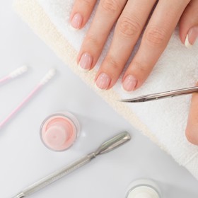 O nehty je třeba pečovat minimálně jednou týdně. Domácí péči střídejte s péči odbornice v manikérském salonu, která vám poradí konkrétní prostředky pro váš typ rukou. 
