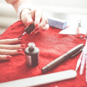 Klasickou barvu na nehty představují rudé odstíny. 
