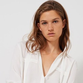 Výstřih do véčka se sklady dodává tomuto modelu sportovně elegantní styl. 
