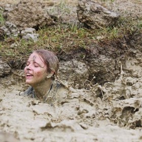 Dva světy Martiny Ptáčkové. Kromě módních přehlídek se pravidelně účastní sportovních kempů, kde se nebojí ani brodit bahnem.
