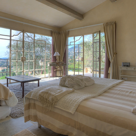 Součástí vily je také penzion s vlastním vyhřívaným bazénem nebo krbem.