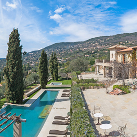 Brigitte Bardot se v luxusním sídle za Cannes chtěla schovat před všemi paparazzi.