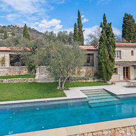 Součástí vily jsou bazény, tři vinice nebo olivový háj.