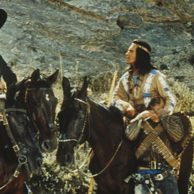 Několik koní bylo během natáčení kvůli větrům zraněno, jeden musel být utracen.