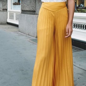 Jednou z barev letošního léta je i tento odstín žluté. kalhoty jsou rovněž opatřené jemnými sklady, které se při chůzi elegantně vlní. 