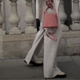 Takto řešeným palazzo kalhotám sluší lehké splývavé materiály, které jsou současně vzdušné, a tedy ideální pro horké dny.
