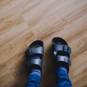 
Ponožky v sandálech jsou stále pro některé tabu.