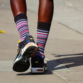 
V módě jsou také vytažené vysoké ponožky.