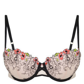 Podprsenka z kolekce Rosie for Autograph již po několik let navrhuje
anglická herečka a modelka Rosie Huntington-Whiteley, se vyznačuje prvotřídním hedvábím, něžnou krajkou a lichotivými střihy. 