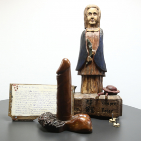 ...třeba sošku, jež skrývala tento, řekněme, neřestný předmět.