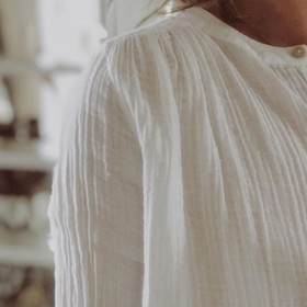 Kromě klasické varianty s límečkem vsaďte i na modely bez límečku, ve kterých uděláte parádu při mimopracovních aktivitách. 