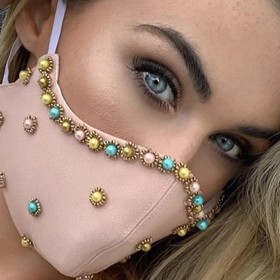 Pastelový tón, který doplňují barevné korálky. Od irské návrhářky Shauny Fay.