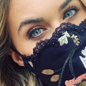 Irská módní návrhářka Shauna Fay zvolila pro svou kolekci roušek výšivku v tradičních irských motivech.