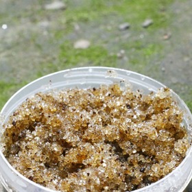 
Smícháte-li olivový olej, třtinový cukr a sůl, vznikne vám skvělý peeling.