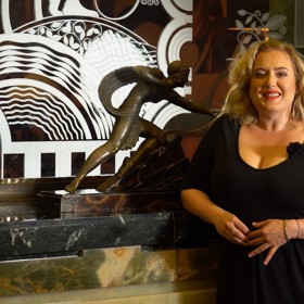 Na kafíčko, tedy vlastně NA KAFEEČKO, je nový pořad magazínu pro ženy Lifee.cz. Své slavné kolegyně v něm zpovídá herečka Miluše Bittnerová.