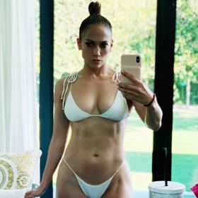 Jennifer Lopez na 51 rozhodně nevypadá...