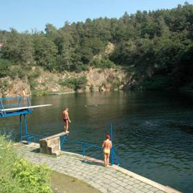 U bývalých lomů je potřeba dávat pozor na jejich hloubku.