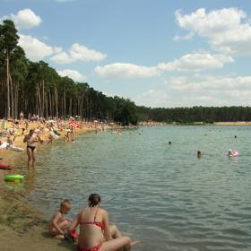 Jezero Lhota nabízí i nuda pláž.