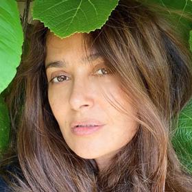 
Vyhýbá se výraznému líčení.