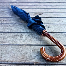 Holový deštník je základní výbava každého automobilisty. Zachrání vás, když na cestě začne znenadání pršet. 