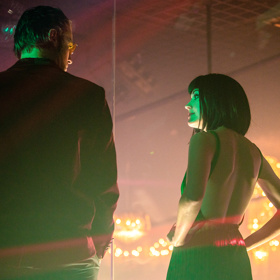 Herec Julian Looman, který hraje detektiva Maxe Wintera, prohlásil, že mu Mallorca připomíná slavný seriál Měsíční svit s Brucem Willisem.