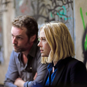 Obsazení seriálu je záměrně mezinárodní, takže Britku hraje opravdu Britka, Němce zase rodilý Němec a podobně.