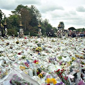 První květiny začali lidé přinášet již v den smrti Diany.