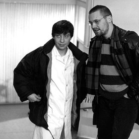 Konec básníků v Čechách. Další díl oblíbené české komedie. Tentokrát se musí Štěpán vypořádat s nástupem nové doby a nezaměstnaností. Věděli jste, že se natáčelo v Praze, Kladně nebo Příbrami?
