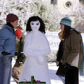 Skutečný název městečka, kde se seriál točil, je Washington Depot a nachází se v Connecticutu. 
