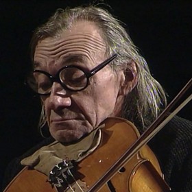 Na divadelní prkna se poprvé postavil v 11 letech. Role spadala spíše do kategorie komparzu.