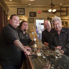 Další podstatná část příjmů plyne Coreymu se setkávání se s fanoušky.