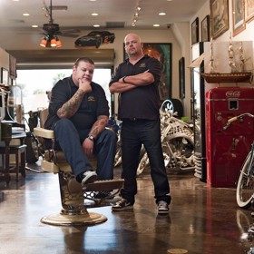 Nejprve se oženil se svou přítelkyní ze střední školy, pak přišla na řadu Kiki. Zatím neplánuje žádné potomky.