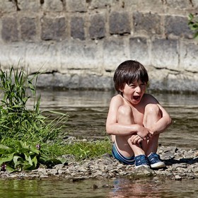 "S panem režisérem Chlumským se mi pracovalo skvěle. Vždy věděl, co chtěl, takže šetřil svým i naším časem," zhodnotil průběh natáčení Filip Antonio.
