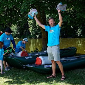 Kvůli chladu museli filmaři najít způsob, jak hercům schovat pod kostýmy neopren.