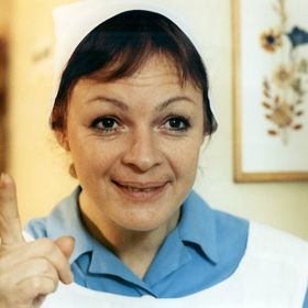 Komedie Jak básníkům chutná život se původně měla odehrávat na vojně, ale z Ministerstva obrany přišel zákaz.
