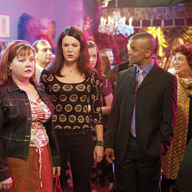 Dle informační tabule na náměstí má Stars Hollow 9 973 obyvatel.
